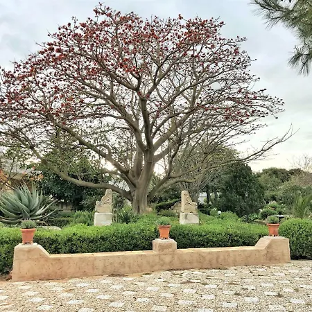 Giardino Dell'impossibile Di Antonino Campo فافينانا